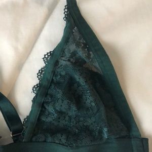 T-strap lines emerald green lace bralette